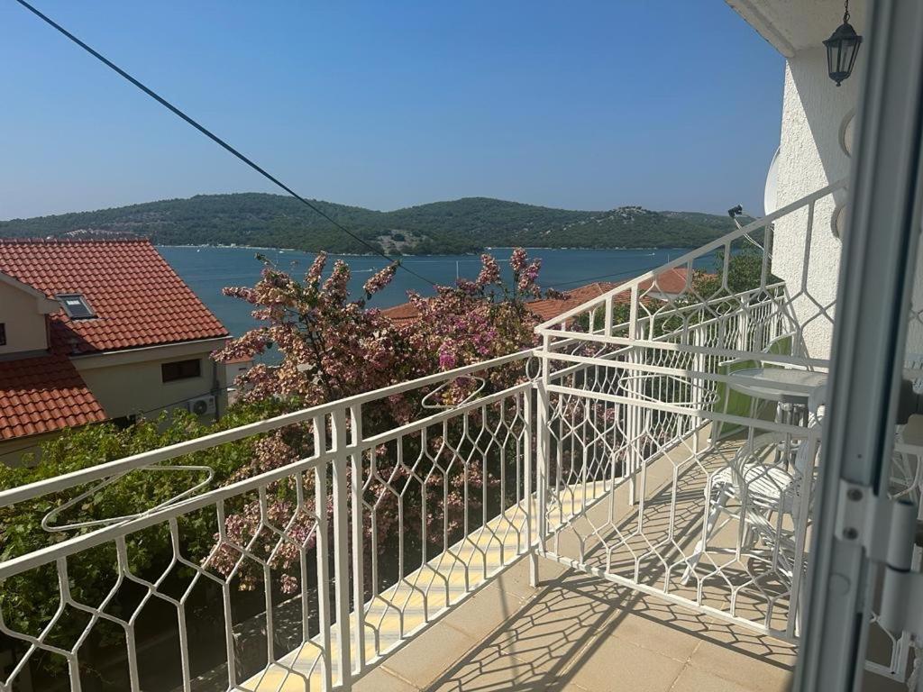 Marina Apartmani Tisno Murter エクステリア 写真